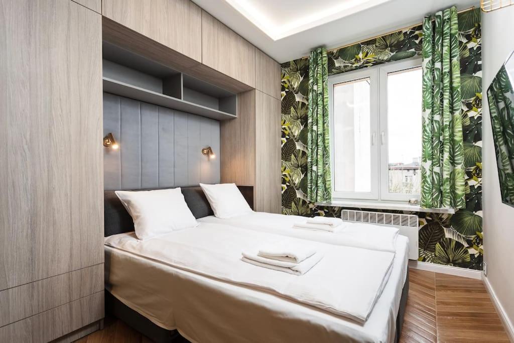 Verdant Oasis - Old Town - By Upstairs Appartement *