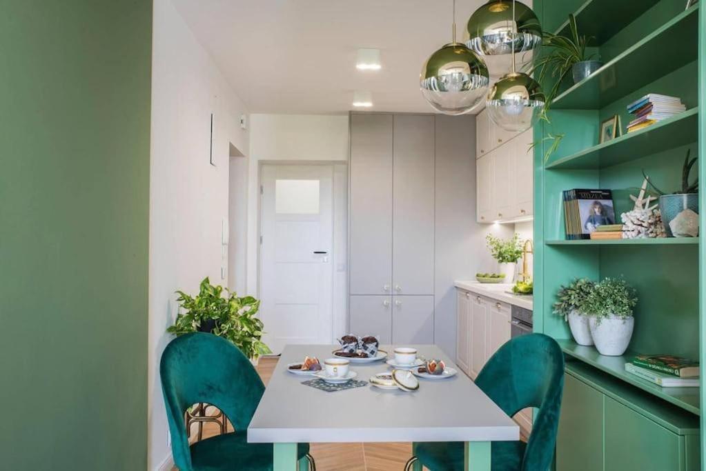 Verdant Oasis - Old Town - By Upstairs Appartement *